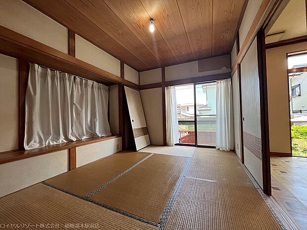 ダイニングに隣接している和室は6畳です。