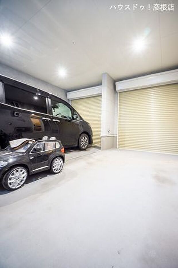 ■車庫内駐車3台可能。雨・風しのげる電動シャッター付車庫なので、お車も大切に保管できます♪防犯性もばっちりです♪