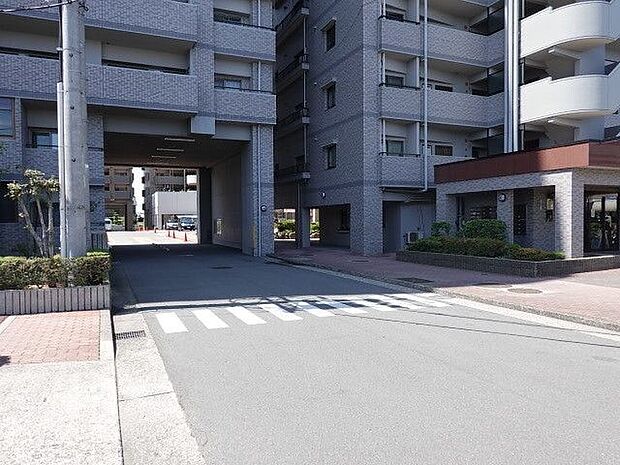 マンション敷地内の道路です。車はスピードを抑えて走行するので、お子様にも安全な道幅となっています。