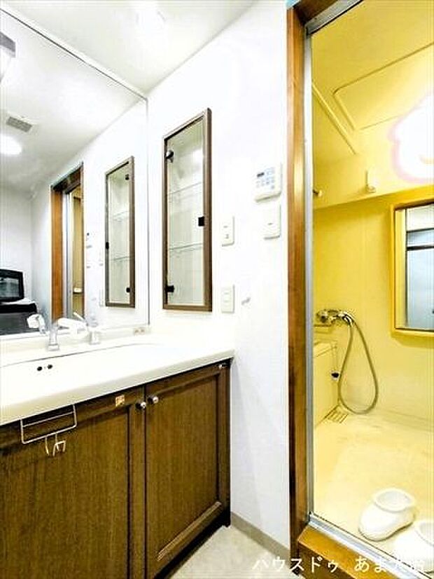 壁付けの洗面台と壁面鏡でスッキリとした洗面台です。シャワーヘッド水栓でお掃除もしやすいです。足元の収納には予備の洗剤やシャンプーなどの収納にピッタリ。
