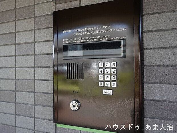 エントランスには暗証番号式のオートロック。共用廊下などの住居エリアに知らない人が入ってこれず、安全性が高く、女性も安心です。