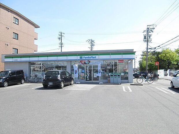 「ファミリーマート大治北間島店」　カフェフラッペやフライドチキンが美味しいです。無印良品の商品も置いてあります。 700m