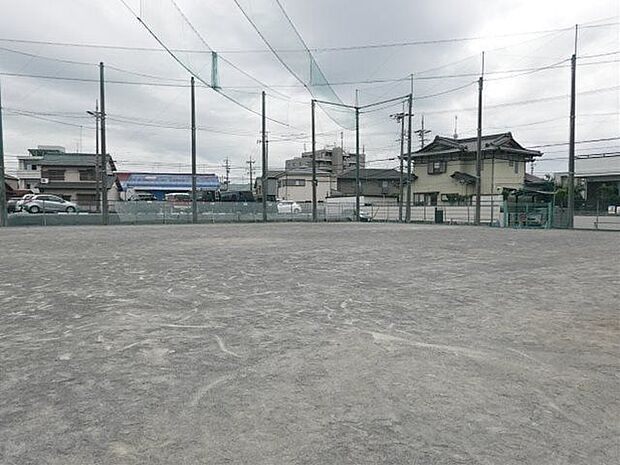 砂子中割球技場　ボールを使ったスポーツや遊びができる球技場で、児童の健全育成を図った場。 720m