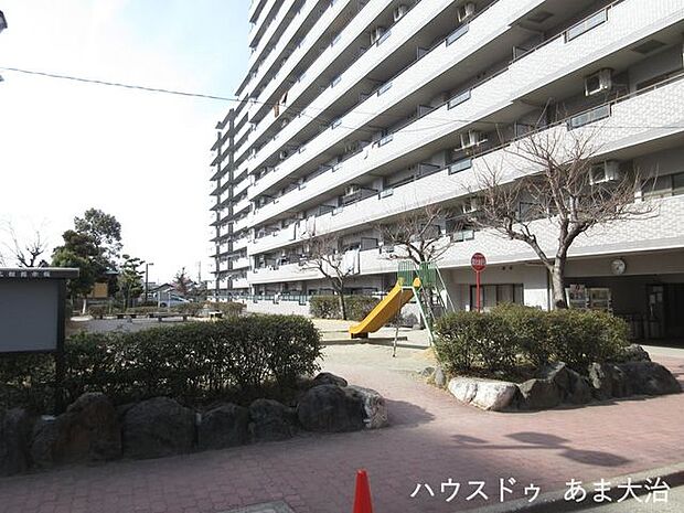 敷地内に公園があります。お子様の遊び場としてはもちろん、住人の方たちとのコミュニティスペースとしても活用されています。