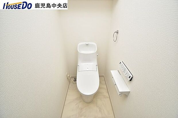 【トイレ】温水洗浄便座機能付きのトイレです！上部には収納棚付きです♪