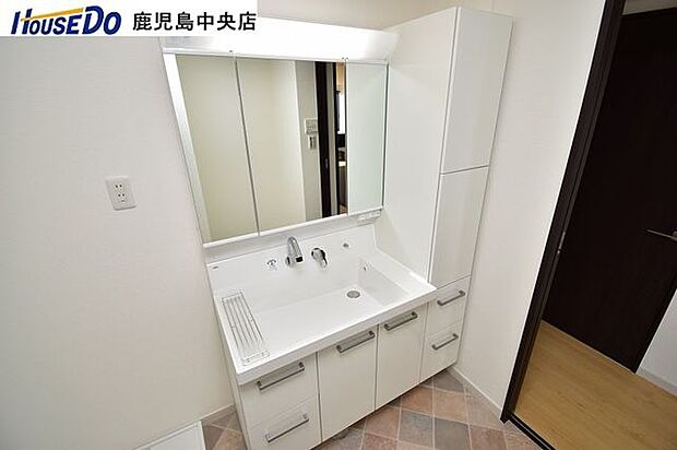 【洗面台】3面鏡の洗面台です！キャビネット付きで収納の多さが魅力♪