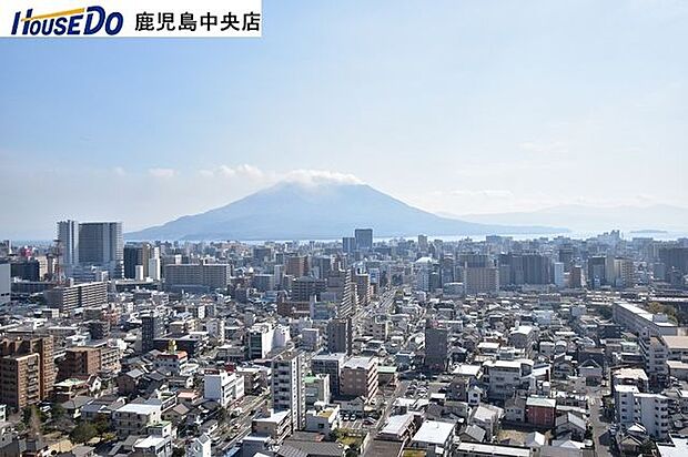 【眺望】南向きのバルコニーからの眺望です！桜島や市街地を一望できます♪