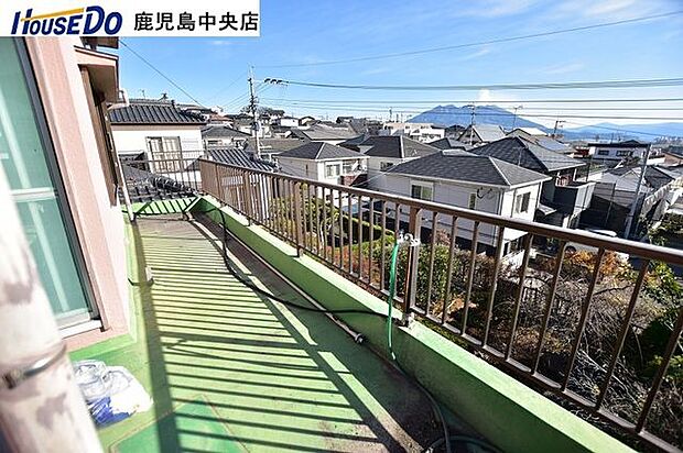 【バルコニー】東南向きのバルコニーです！日当たりも良く、天気がいい日には桜島や錦江湾を眺められます♪