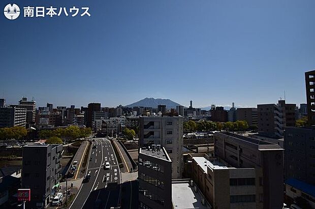 【眺望写真】バルコニーからは桜島を望めます♪