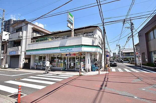 ファミリーマート藤野武一丁目店【ファミリーマート藤野武一丁目店】は、鹿児島市武1-11-9に位置する宮田通り近くのコンビニエンスストアです。店内には鹿児島銀行のATMがあります。 360m