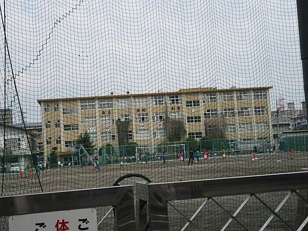 甲南中学校【鹿児島市立甲南中学校】は、高麗町に位置する1947年創立の中学校です。令和3年度の生徒数は379人で、13クラスあります。校訓は「自主・共同・創造」です。 880m