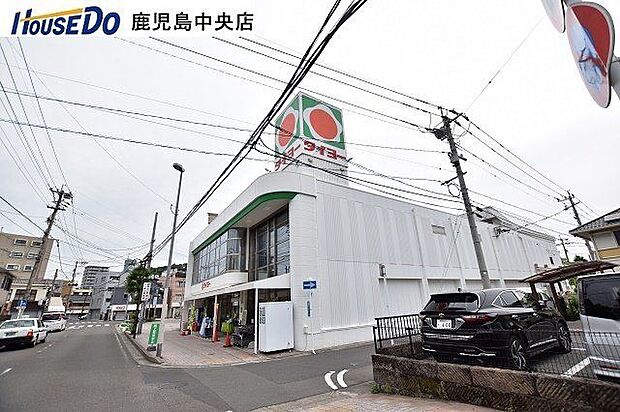 タイヨー新上橋店【タイヨー新上橋店】は、鹿児島市鷹師2丁目6番2号に位置する中ノ馬場通り近くのスーパーです。取扱品目は主に「生鮮食品・日配品・一般食品・日用雑貨・衣料品・お酒」です。駐車場がありま…