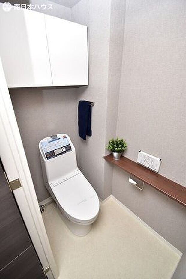 【トイレ】温水洗浄便座機能付きのトイレです！上部には収納棚付き♪