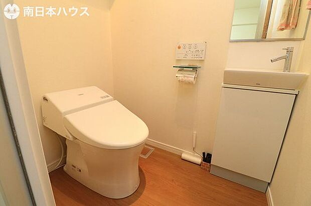 【トイレ】温水洗浄便座機能付きのトイレです！手洗い器付き♪