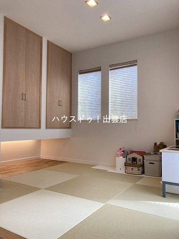 LDK横の5帖和室は琉球畳です。収納スペースも確保されています。