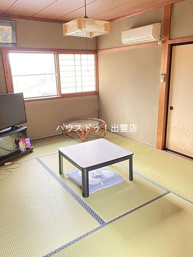 2階6帖和室です。南向きのお部屋で押入があります。