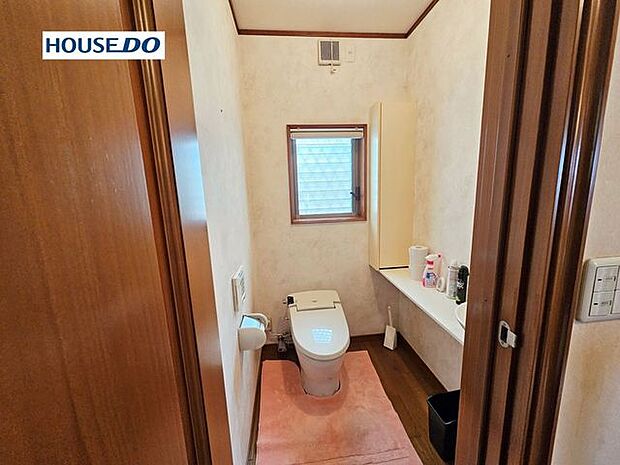 トイレは1階と2階にあるので、朝の混雑時に大活躍！バタバタ忙しい朝の身支度もスムーズに進みます。小窓がついて明るく収納付で便利です。お掃除もラクラクなウォシュレット一体型トイレを採用しています。