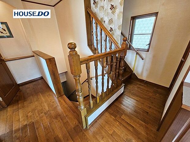 バリアフリーを意識した手すり付きの階段です。子供からお年寄りまで安心して上り下りすることができますね♪また、階段上のスペースは収納として活用されております。手すりも付いて足元も安全です。