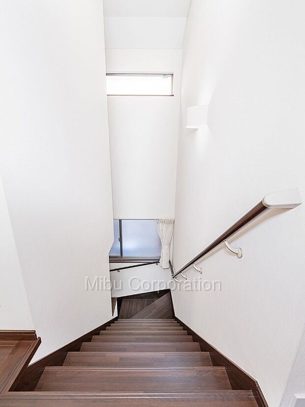 通常よりも広く設計された余裕ある階段幅と傾斜が緩やかな階段でございます。