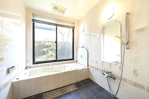 窓付きの広々とした浴室です。入浴しながらお庭を眺めることが可能です。