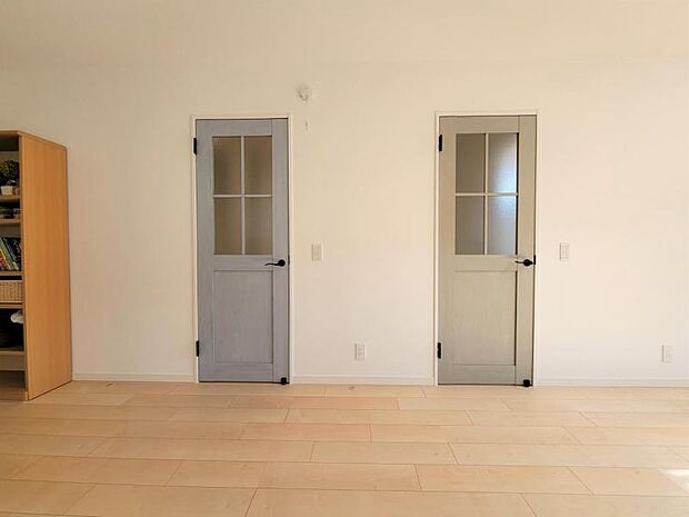 ドアとドアの間に仕切りを作れば2部屋に分けられます。