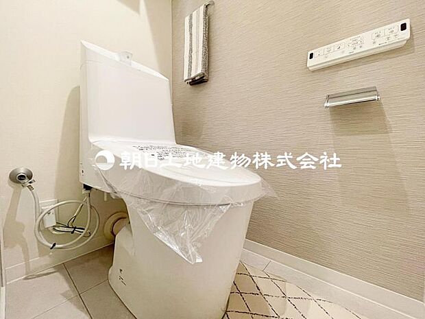トイレはシンプルで清潔感があり、快適な使用を約束します。