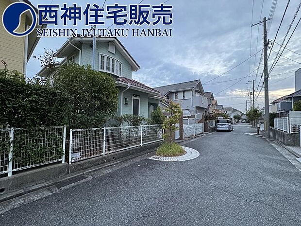 前面道路は、幅員約6mございますのでお車の入出庫楽に行なっていただけます♪現地（2023年11月4日）撮影