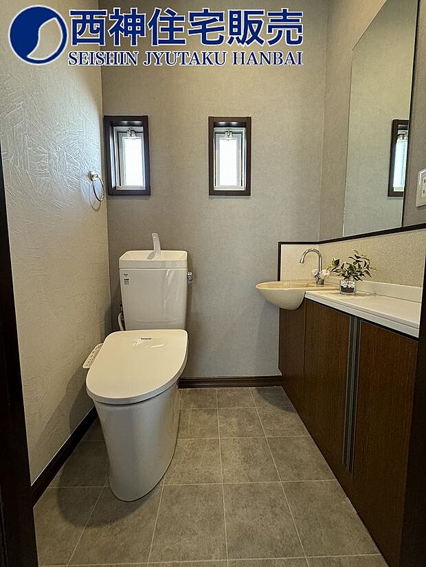 1階ウォシュレット機能付きトイレになります。新調です。小窓付きで換気良好、ゆったりとしております！現地（2024年2月7日）撮影
