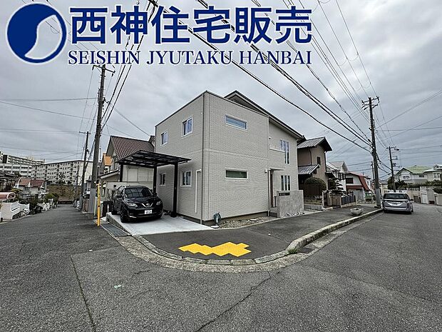 前面道路は北東側は幅員約ｍ・北西側は幅員7.4mです。交通量も少ないので、お車の出し入れが安全にしていただけます。現地（2024年2月20日）撮影