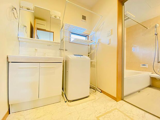 三面鏡付きの洗面台！収納棚もあるのでバスタオルなどの置き場確保にも使えます！