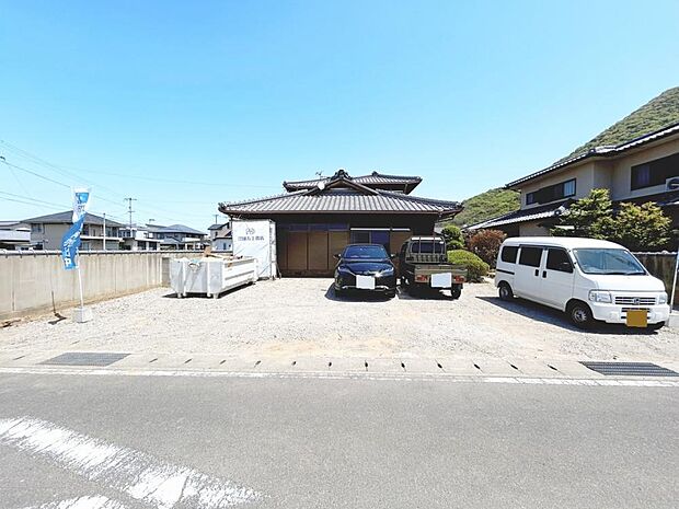 (リフォーム中)車庫、お庭は解体し、並列4台以上駐車可能な駐車場になります。