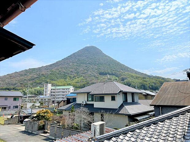 建物南東側から見えるのは、「讃岐富士」として地元の人々に親しまれている飯野山です。平日でも登山者が多く、子どもからお年寄りまで幅広く人気です。お休みにご家族皆さんで登山はいかがでしょうか。