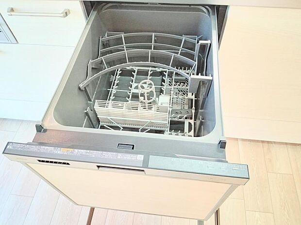 （同仕様写真）システムキッチンは食器洗い乾燥機付きです。洗い物は手作業でされる方でも乾燥機能を使えば除菌もできますし、食器かごを設置しなくてよいのでキッチン周りをスッキリ使えます。