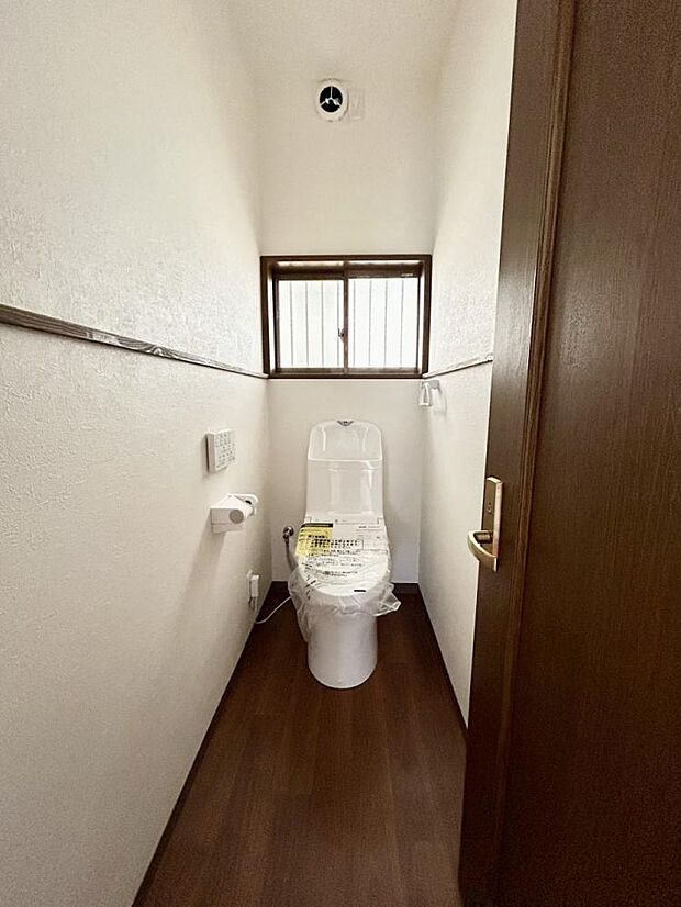 （リフォーム中写真）トイレは温水洗浄機付便器に交換し、天井・壁はクロスを貼り替え、床はクッションフロア貼りにしました。便座は温度調整ができるので、寒い冬場でも温かく利用できます。