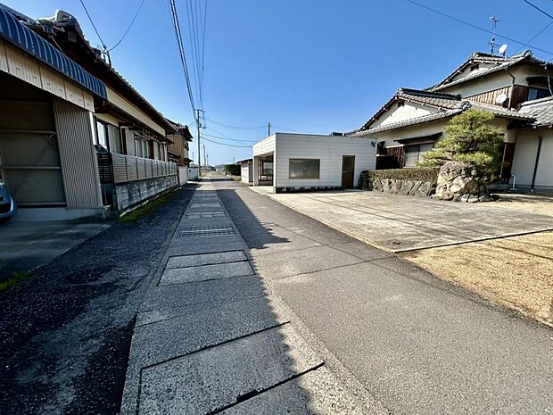 幅員約5ｍの前面道路です。お車の通行量も少ないので、安心して駐車することができます。