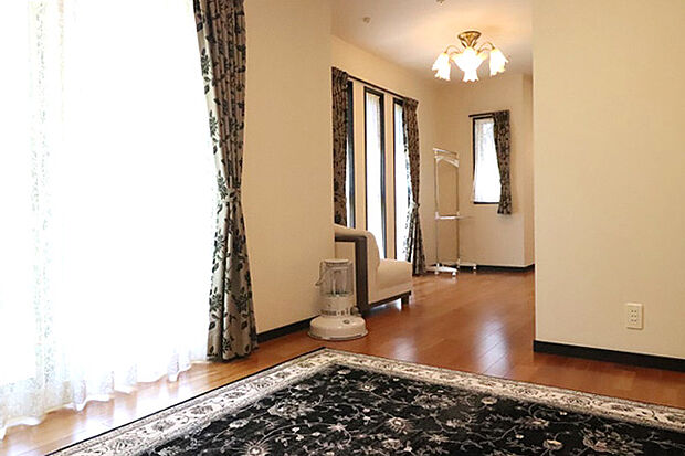1階　洋室　サンルーム　洋室約8.38帖は広々しており、プライベートスペースをゆったりと過ごせます。