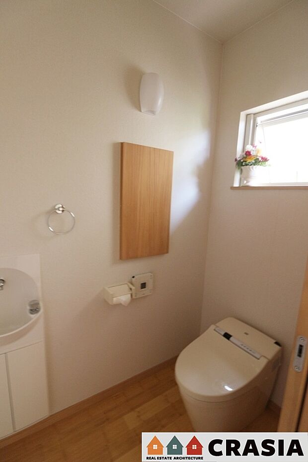 1階トイレです。タンクレストイレのシンプルなデザインは、トイレの室内全体をすっきり見せてくれる効果があります(2023年7月撮影）