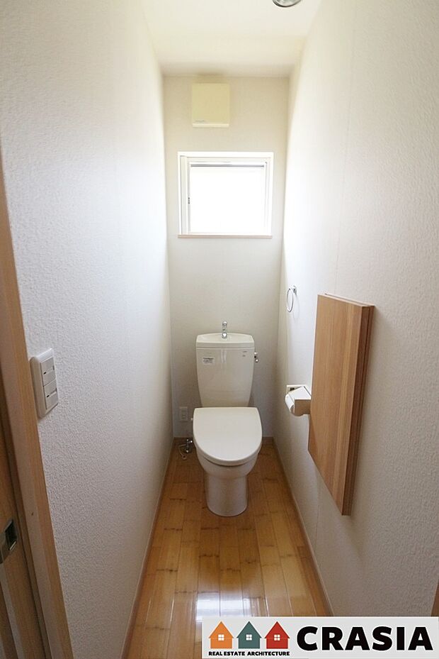 2階トイレです。壁には収納スペースがあり、トイレットペーパーや芳香剤などを置くのに便利ですね（2023年7月撮影）