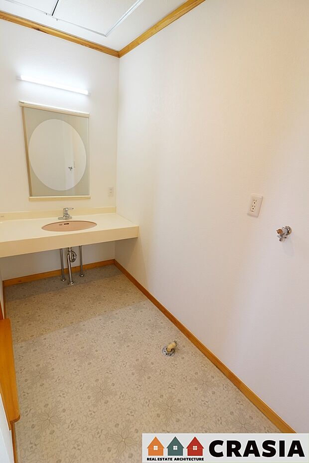 2階の洗面化粧台です。気持ちのいい朝をつくりだしてくれる洗面室はシンプルなデザインで仕上げられています（2023年12月撮影）