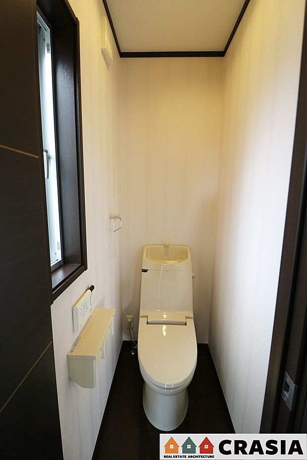 2階トイレです。自然換気ができる窓から自然な光が射し込みます。（2024年2月撮影）
