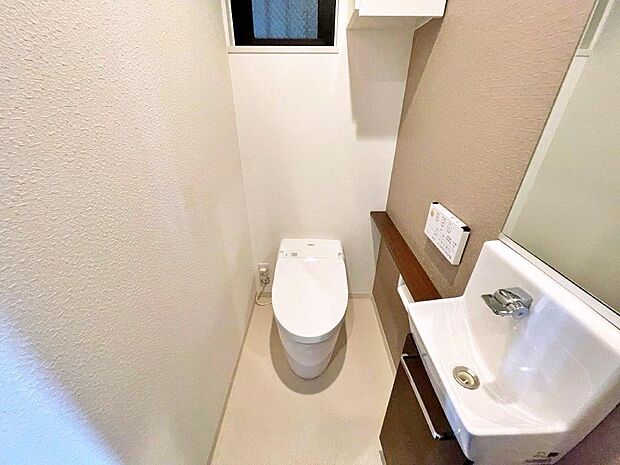 洗浄付き便座が魅力的なトイレです。毎日使用する場所だから、換気出来るよう、窓も完備しています。
