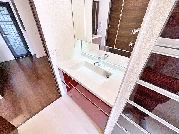 鏡面台や収納、小物置きといった機能が付いており洗面所がすっきり使えます。