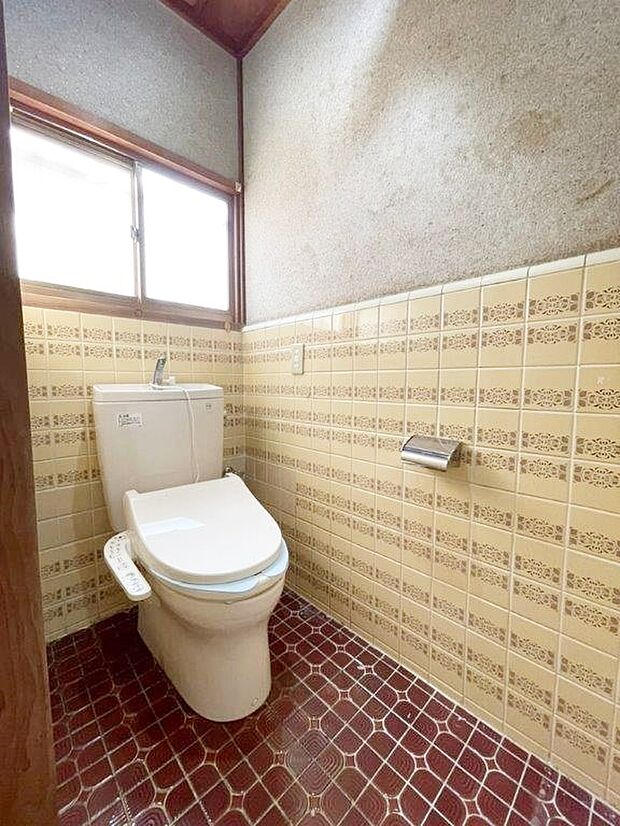 洗浄付き便座が魅力的なトイレです。毎日使用する場所だから、キレイだと気持ちが良いですね。　