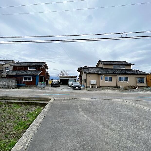 右側が居住スペース、中央が車庫、左側が倉庫になります！