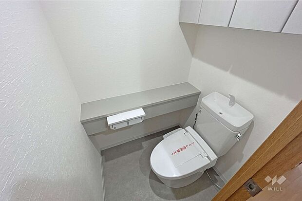 トイレ上部収納付きでトイレットペーパーのストックなどに便利です。［2023年6月16日撮影］