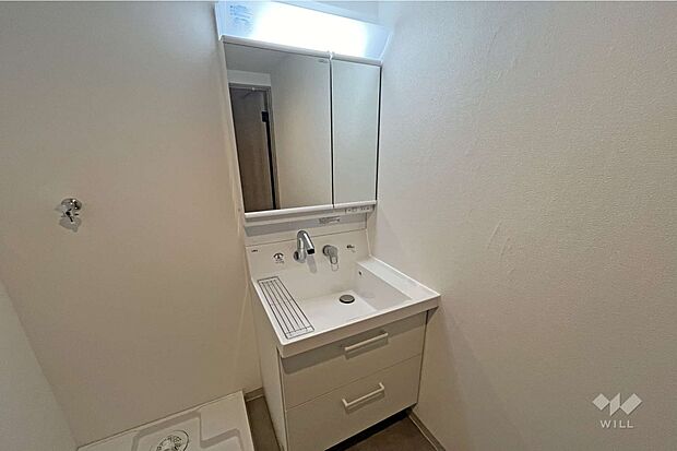 【洗面室】洗面室はシンプルな造りです。コンセントも設置されてあるので、使いやすいです。