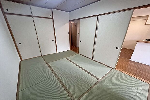 【和室】リビングに隣接した和室。広さは約6.0帖で、寝室や来客用としてご利用いただけます。