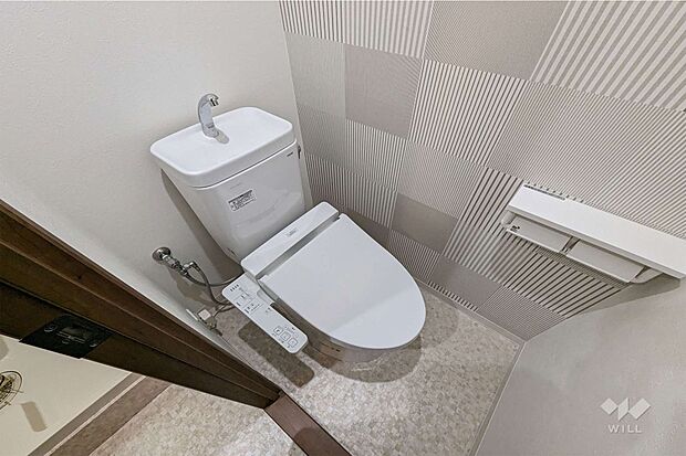 【トイレ】一面ホワイトの清潔感溢れる個室空間です。トイレットペーパーホルダーの上に携帯などを少し置くこともできます。［2023年6月16日撮影］