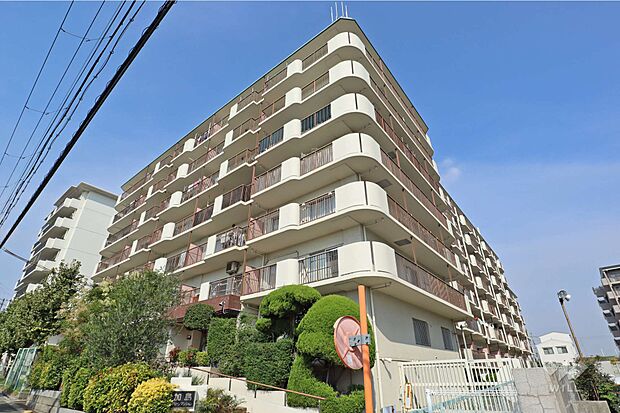 【カネボウ加島グリーンマンションの外観（南東側から）】『大阪市淀川区加島4丁目』にある総戸数94戸の中規模マンションです。