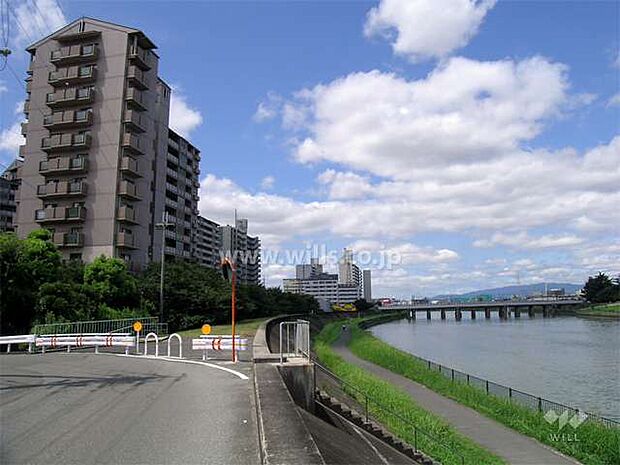 敷地の北側には神崎川が流れています。